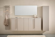 Vooraanzicht van een moderne, beige XL-hangende schoenenkast met meerdere deuren, met daarnaast een spiegel en een kapstok met haken en kleerhangers.
