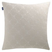 Beige Zierkissenhülle mit dezentem Muster, frontal fotografiert