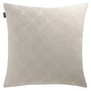 Beige Zierkissenhülle mit dezentem Muster, frontal fotografiert