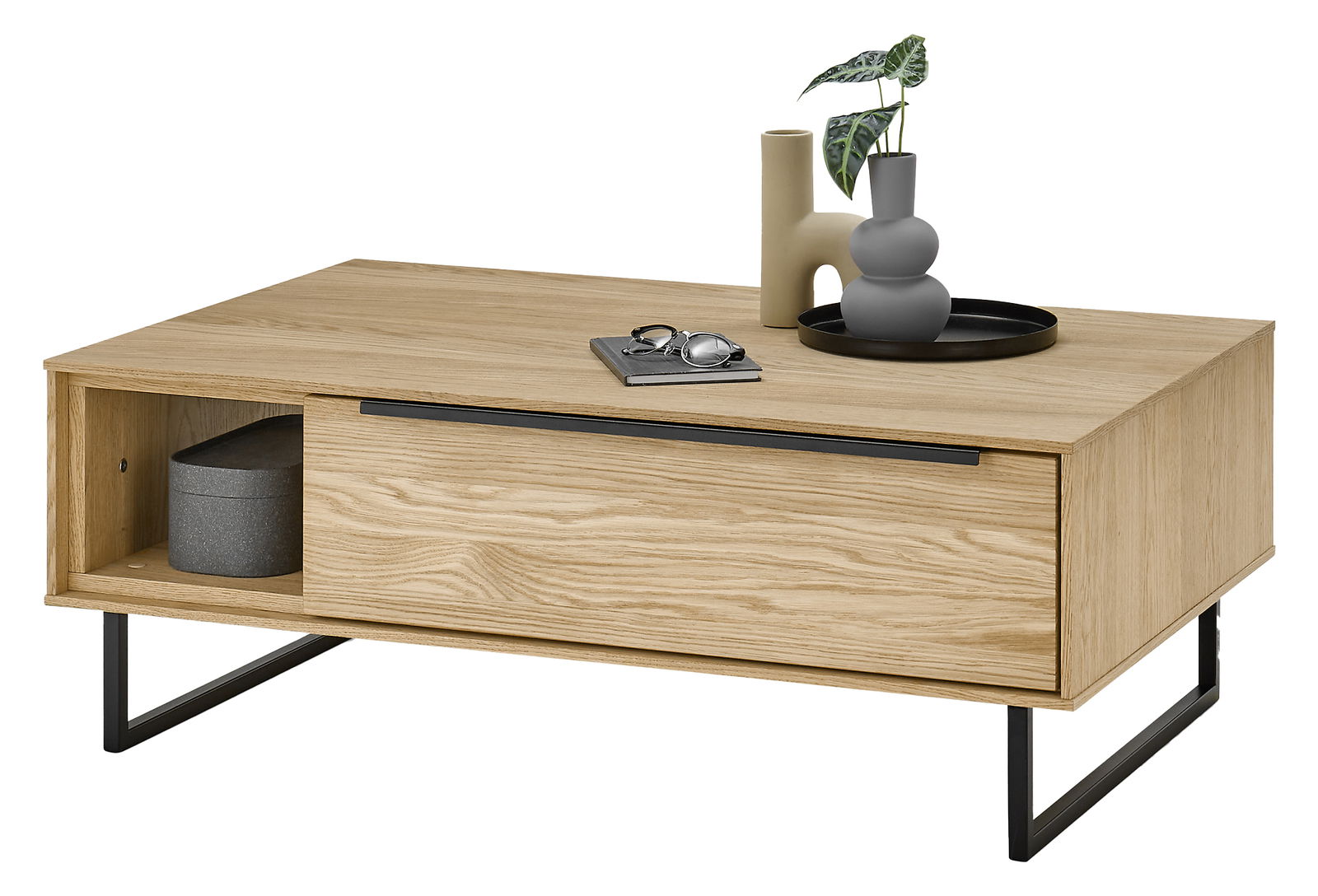 Moderner Couchtisch aus Holz mit schwarzem Metallgestell, seitlicher Schublade und dekorativen Accessoires, Perspektive von vorne.