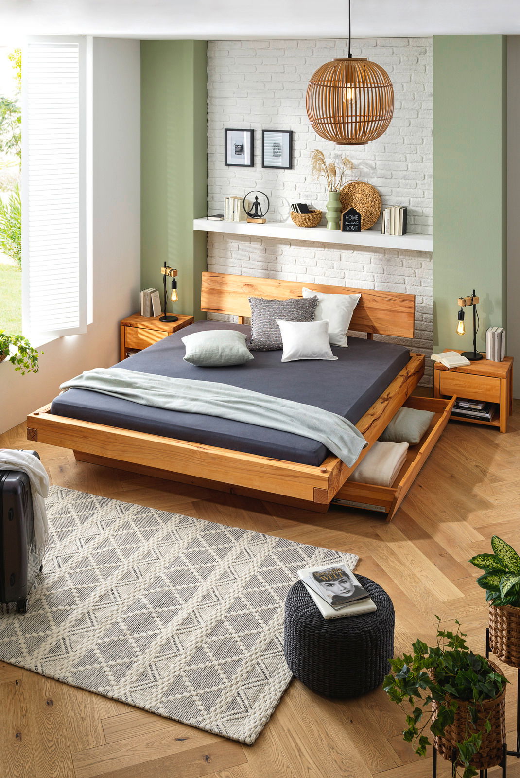 Nachtkästchen aus Holz in einem modernen Schlafzimmer, seitliche Perspektive