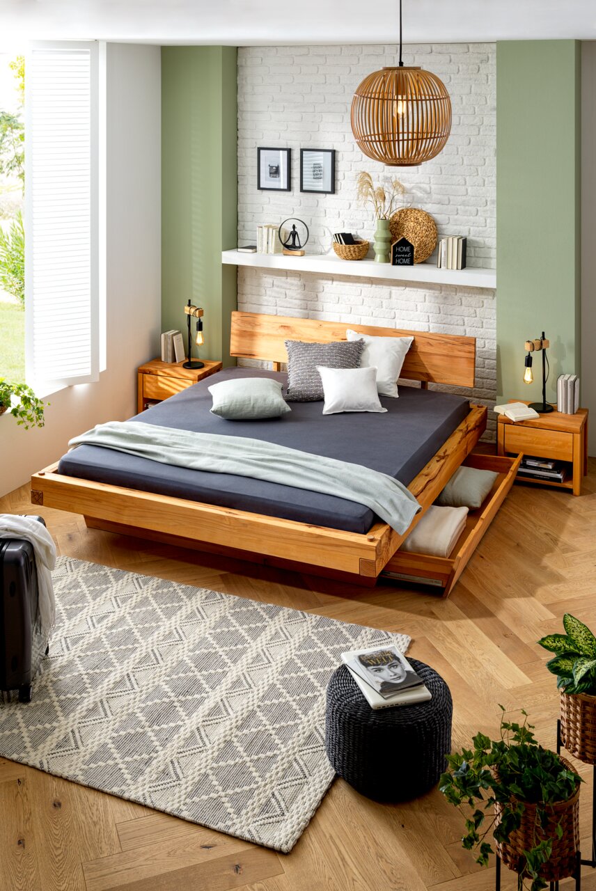 Nachtkästchen aus Holz in einem modernen Schlafzimmer, seitliche Perspektive