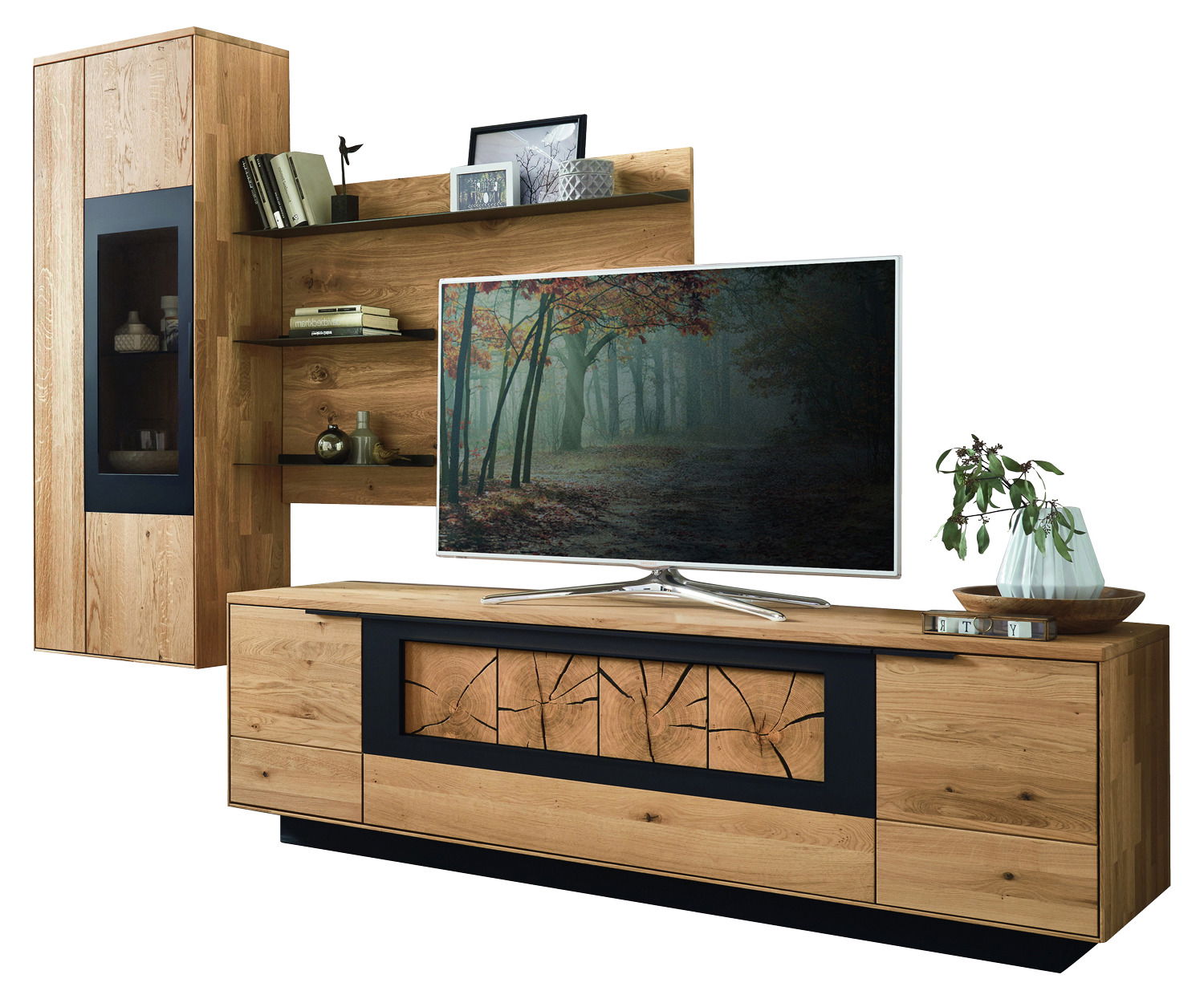 Moderne Wandkombination aus Holz mit TV, Regalen und Dekorationen, seitliche Perspektive