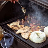 BBQ Grillplatte mit gegrilltem Fladenbrot, Feigen und Käse, von oben betrachtet.