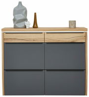 Moderner Hängeschuhschrank mit LED-Beleuchtung, graue Fronten und Holzdetails, frontal abgebildet mit dekorativen Vasen auf der Oberseite.