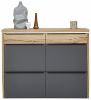 Moderner Hängeschuhschrank mit LED-Beleuchtung, graue Fronten und Holzdetails, frontal abgebildet mit dekorativen Vasen auf der Oberseite.