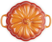 Ofenrote Kürbisförmige Auflaufform mit Deckel, von oben betrachtet, mit zwei Griffen und der Aufschrift 'Le Creuset'.