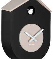 Moderne Wanduhr Grato in Hausform mit schwarzem Gehäuse und beigem Zifferblatt, seitliche Perspektive, mit kleinem Vogel oben.