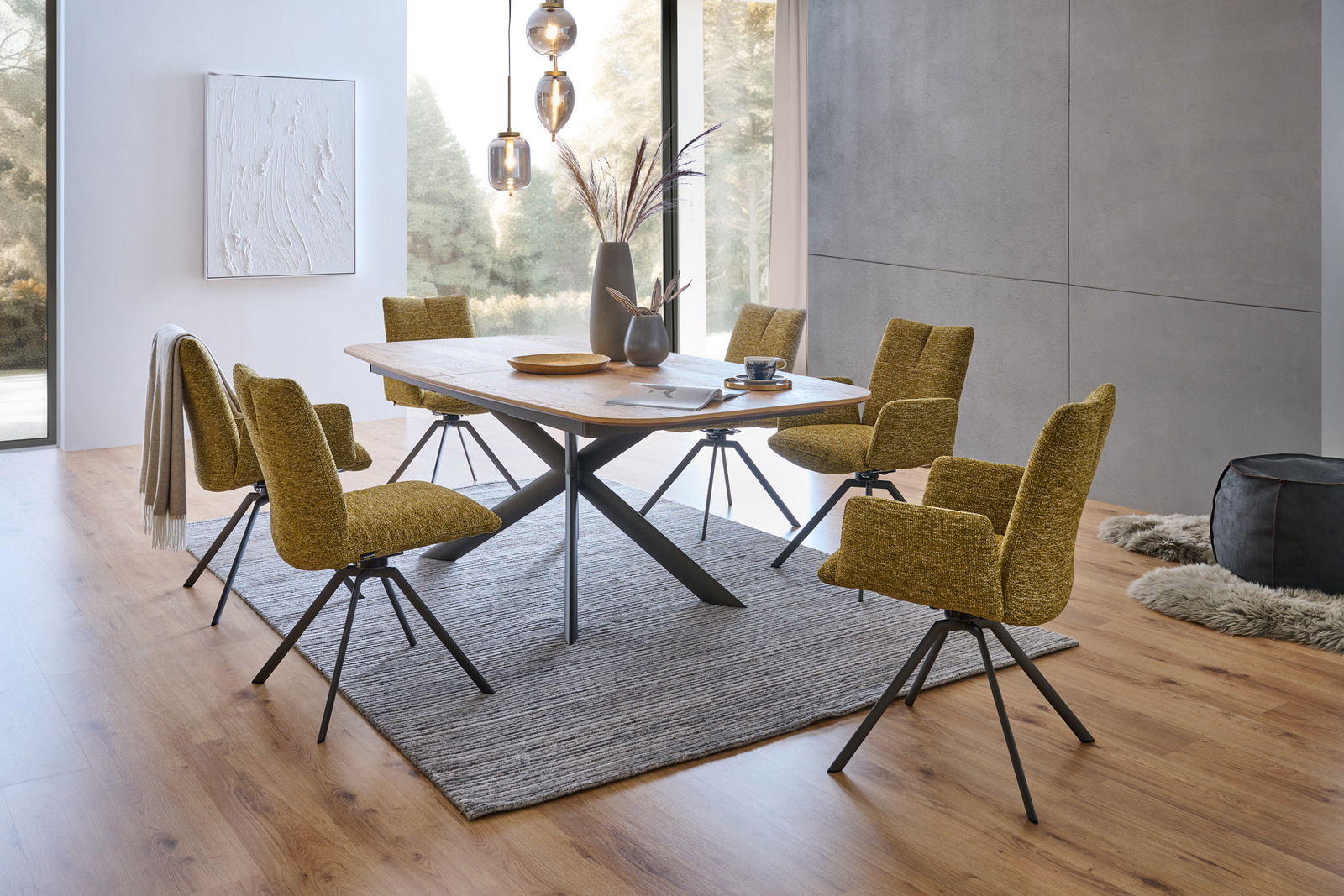 Esszimmer mit modernem Tisch und sechs gelben Stühlen aus der Venjakob MARJAN Serie, seitliche Perspektive.