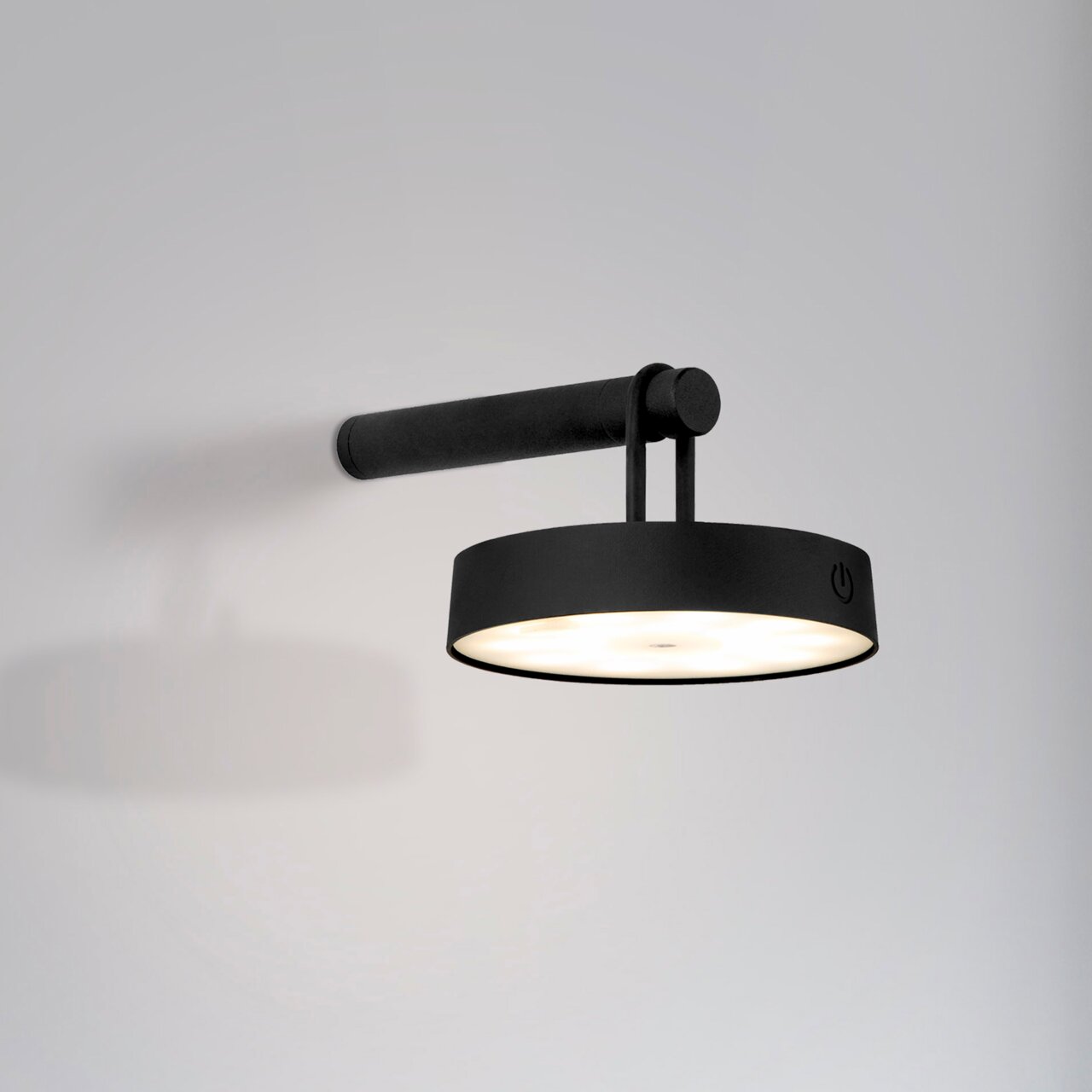 Moderne zwarte wandlamp ARMA met ronde lampenkap, zijaanzicht