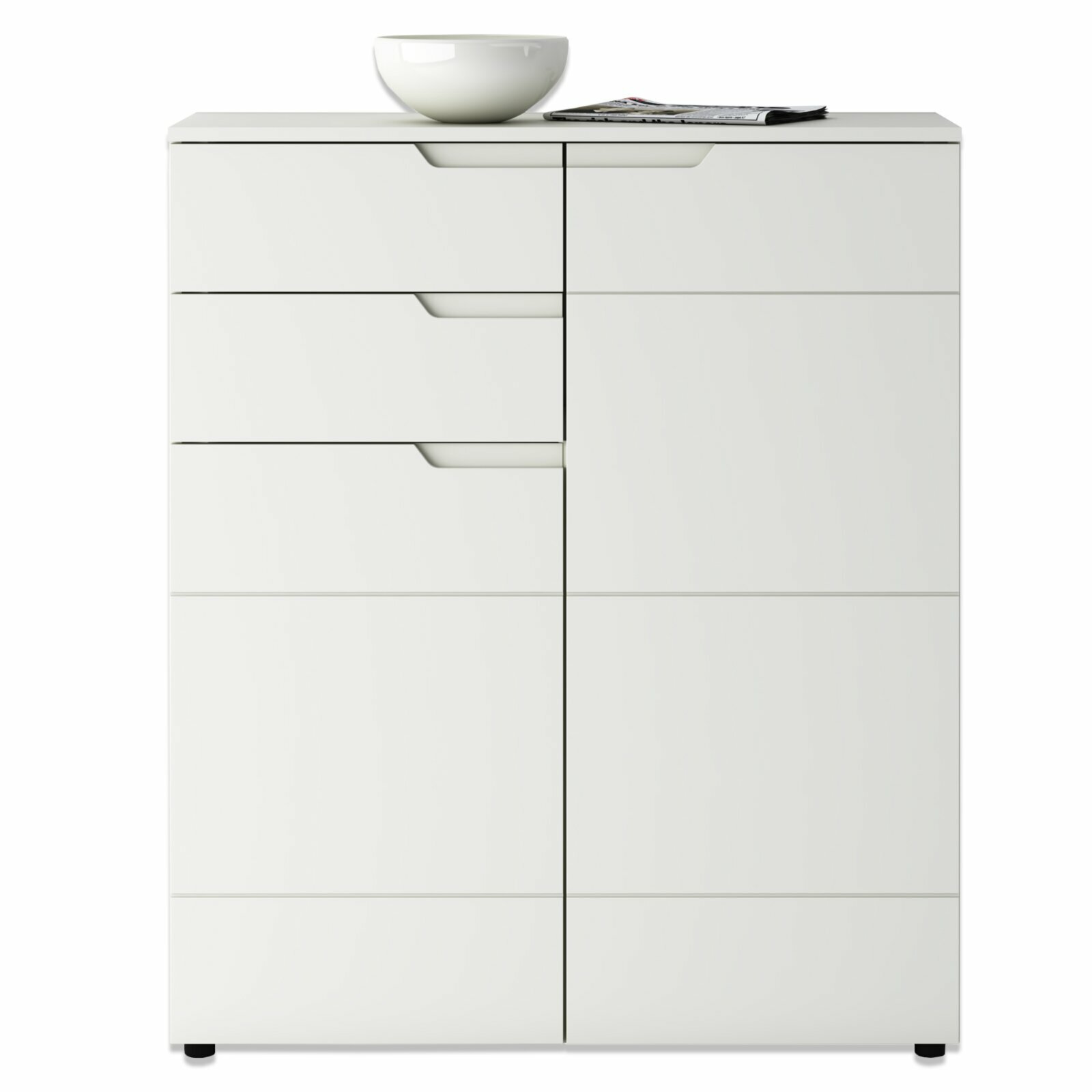 Weiße Kommode mit mehreren Schubladen und Türen, darauf eine Schale und eine Zeitschrift, frontale Ansicht
