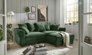Grünes Ecksofa in einem gemütlichen Wohnzimmer mit moderner Dekoration, von vorne betrachtet.