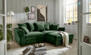 Grünes Ecksofa in einem gemütlichen Wohnzimmer mit moderner Dekoration, von vorne betrachtet.