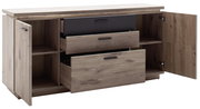 Holz-Sideboard/Kommode in Eichenoptik mit zwei geöffneten Türen, drei Auszügen (oberer in Schwarz) und Einlegeböden, frontale Ansicht in leichter Schrägperspektive von vorn