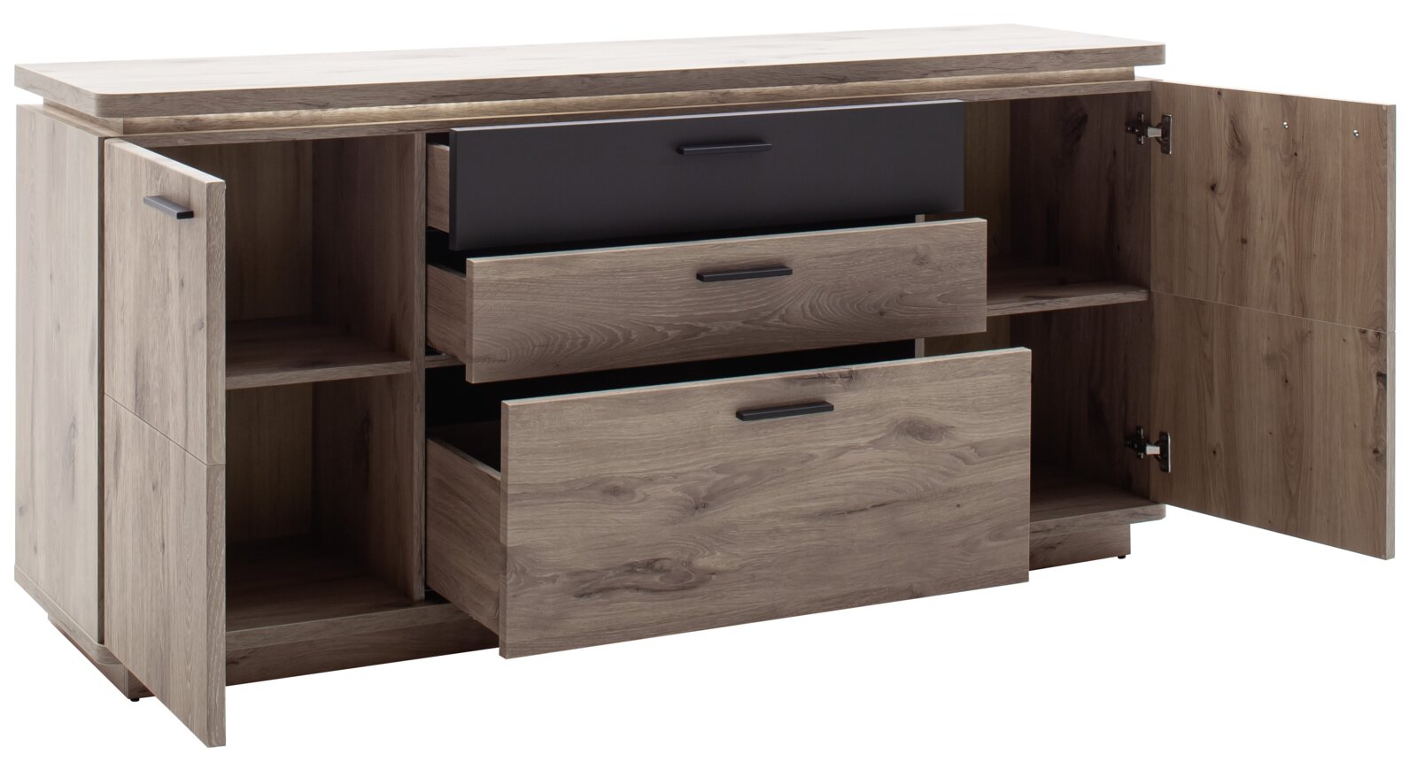 Houten dressoir/ladekast in eikenlook met twee open deuren, drie uittrekbare laden (de bovenste in het zwart) en legplanken, vooraanzicht vanuit een licht schuin perspectief