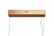 Goldene LED-Pendelleuchte von unten betrachtet mit zwei Aufhängungen und Lüftungsschlitzen.