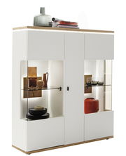 Modernes Highboard in Weiß mit Holzdetails, dekoriert mit Vasen und Büchern, seitliche Perspektive