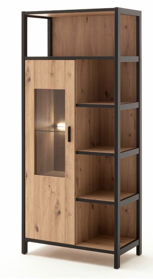 Z2 Highboard ALGARVE Hohes Highboard aus Holz mit schwarzem Metallrahmen, einer Glastür und mehreren offenen Regalfächern, seitliche Perspektive.