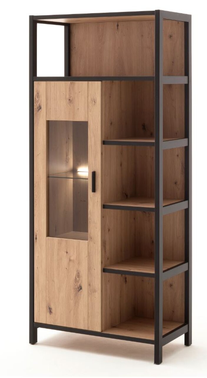Hohes Highboard aus Holz mit schwarzem Metallrahmen, einer Glastür und mehreren offenen Regalfächern, seitliche Perspektive.