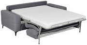 Graues Funktionssofa mit ausgeklappter Matratze, seitliche Perspektive