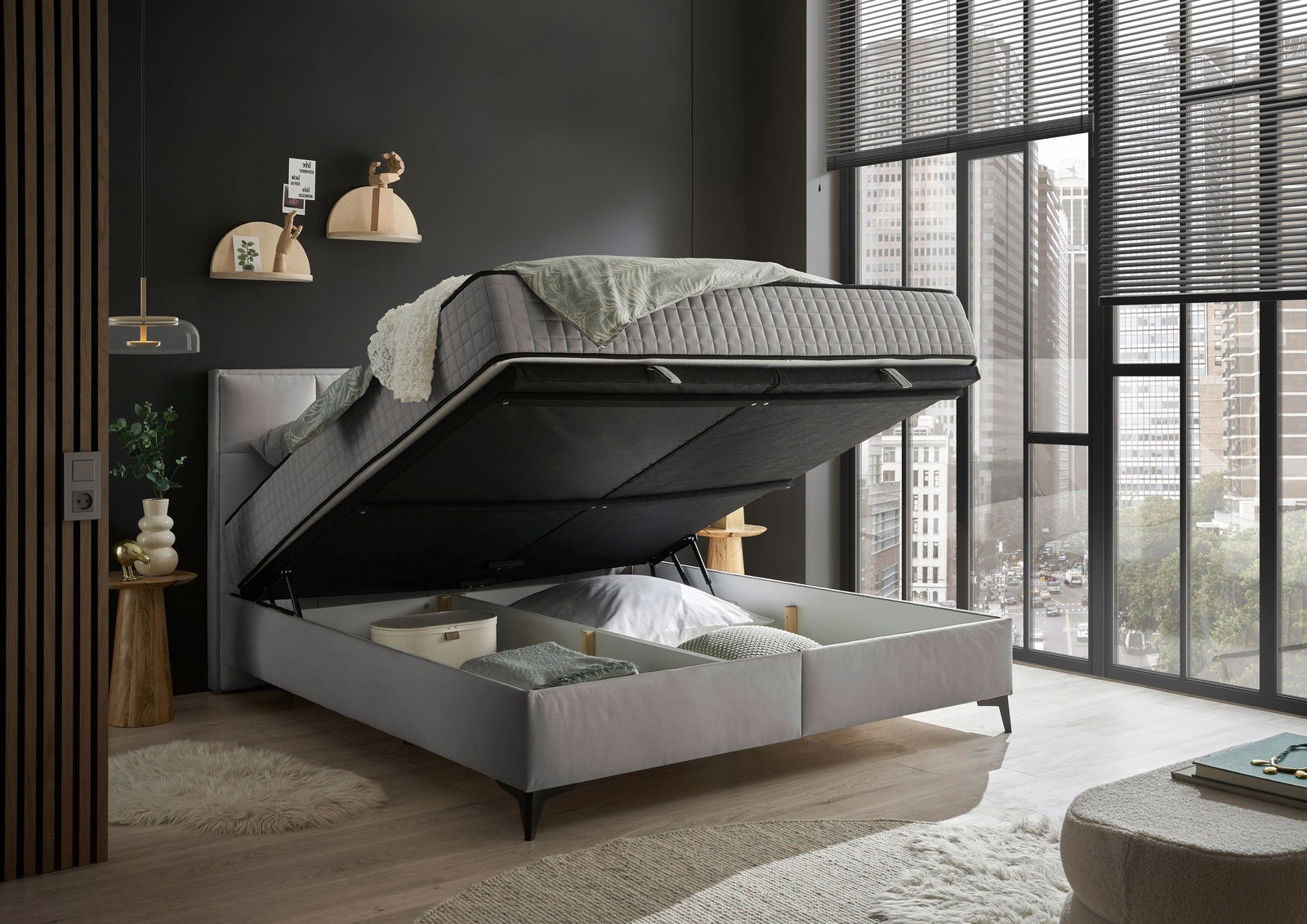 Boxbett mit hochgeklappter Matratze und Stauraum darunter, seitliche Perspektive