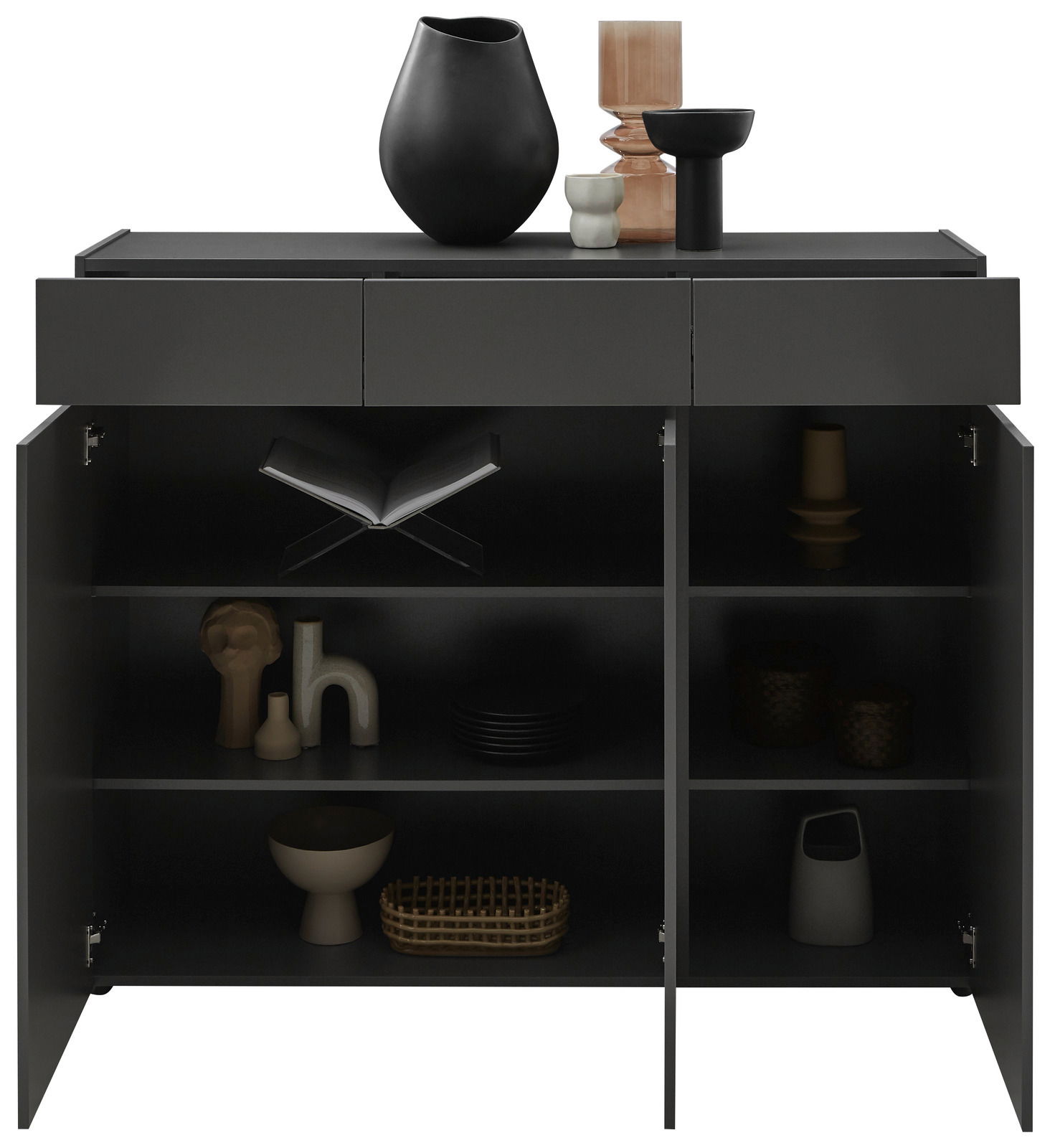 Breite Kommode in dunklem Design mit geöffneter Frontansicht, dekoriert mit Vasen und Schalen auf der Oberseite, und mehreren Fächern im Inneren.