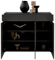 Breite Kommode in dunklem Design mit geöffneter Frontansicht, dekoriert mit Vasen und Schalen auf der Oberseite, und mehreren Fächern im Inneren.