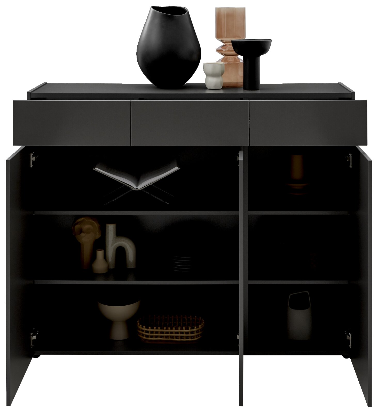 Breite Kommode in dunklem Design mit geöffneter Frontansicht, dekoriert mit Vasen und Schalen auf der Oberseite, und mehreren Fächern im Inneren.