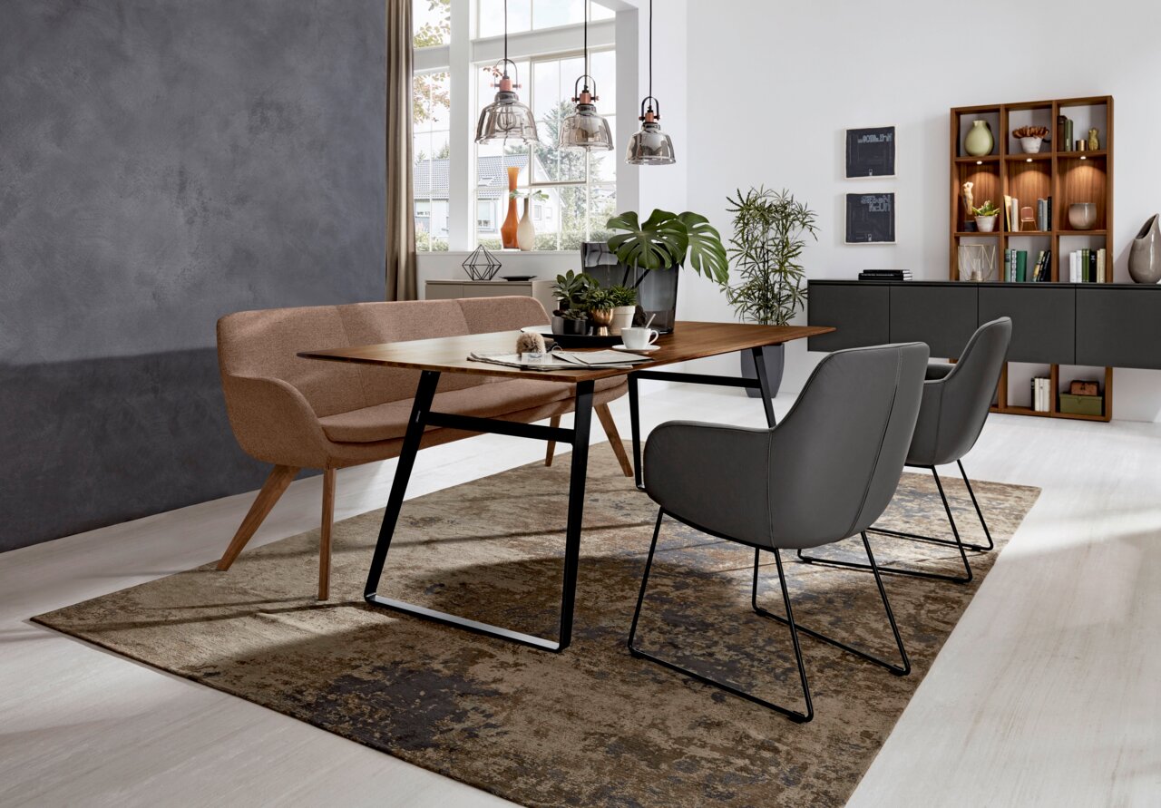 Moderne Polsterbank in einem stilvollen Esszimmer, seitliche Perspektive