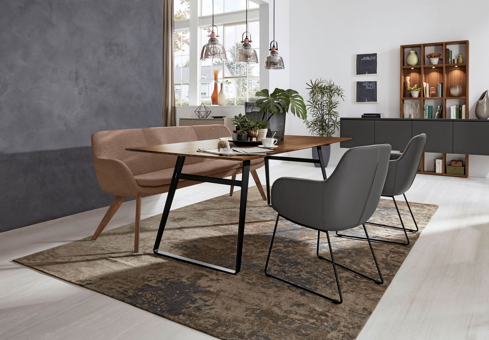 Moderne Polsterbank in einem stilvollen Esszimmer, seitliche Perspektive