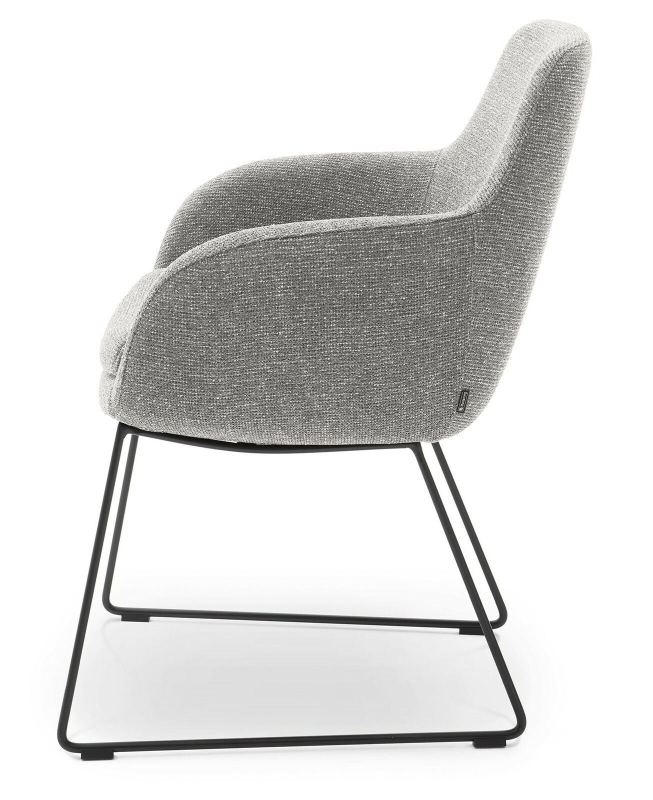 Seitenansicht eines grauen Armlehnstuhls mit Metallgestell