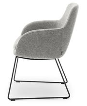 Seitenansicht eines grauen Armlehnstuhls mit Metallgestell