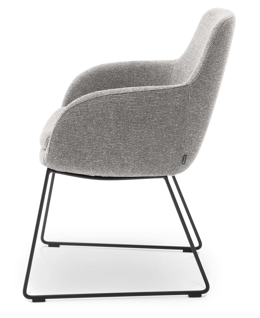 Zijaanzicht van een grijze fauteuil met metalen frame