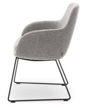 Zijaanzicht van een grijze fauteuil met metalen frame