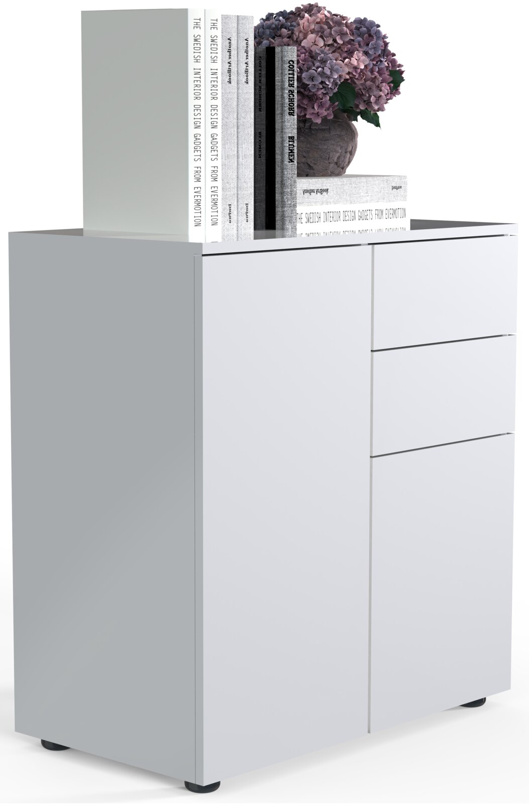 Weiße, moderne Kommode/Sideboard mit glatten Fronten und zwei Schubladen, auf der Oberseite Bücher und eine Vase mit Hortensien; Ansicht schräg von vorne rechts.