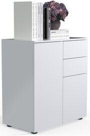 Weiße, moderne Kommode/Sideboard mit glatten Fronten und zwei Schubladen, auf der Oberseite Bücher und eine Vase mit Hortensien; Ansicht schräg von vorne rechts.