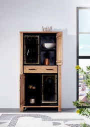 Vitrine aus Holz mit Glastüren, dekoriert mit Geschirr und Accessoires, frontal fotografiert.