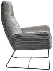 Grauer Sessel mit geripptem Stoffbezug, seitliche Perspektive