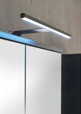 Moderner Spiegelschrank mit integrierter LED-Beleuchtung, seitliche Perspektive