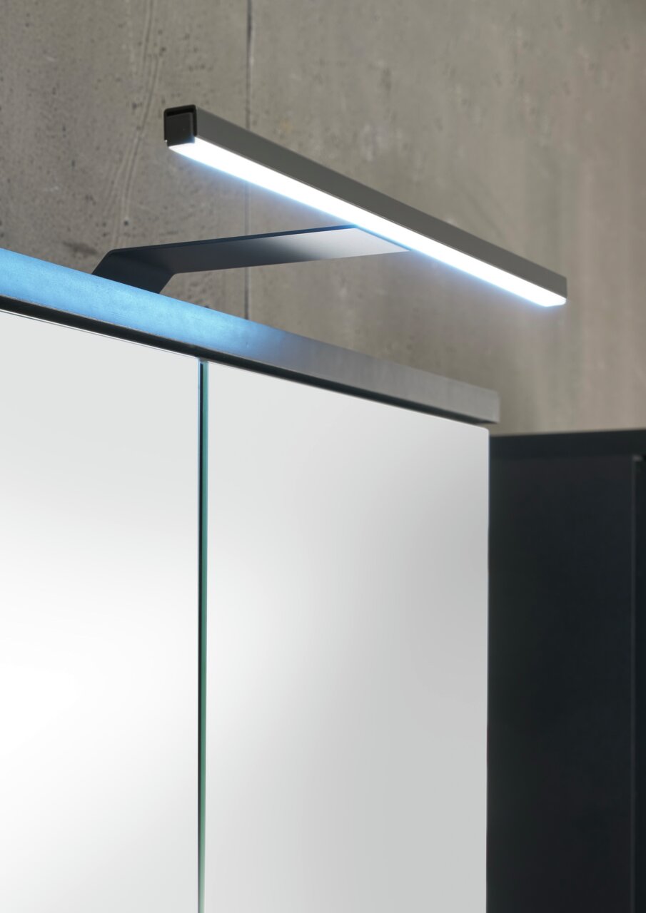 Moderner Spiegelschrank mit integrierter LED-Beleuchtung, seitliche Perspektive