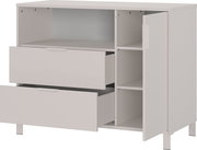 Weiße Kommode mit zwei offenen Schubladen und einer geöffneten Tür, seitliche Perspektive