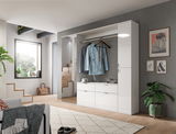 Moderner weißer Hochschrank in einem stilvollen Wohnzimmer, frontal betrachtet, mit hängender Kleidung und dekorativen Elementen.