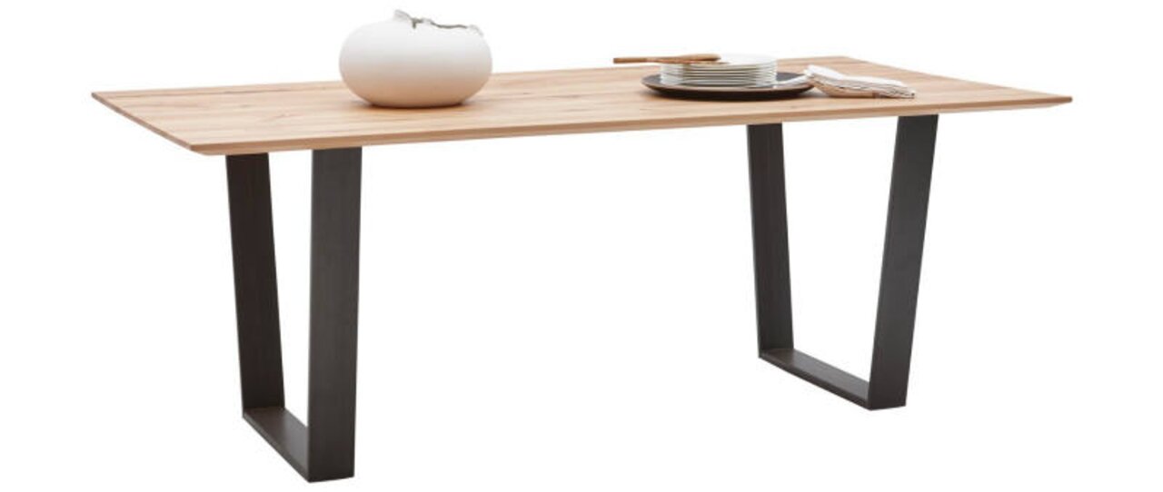 Moderner Esstisch aus Holz mit schwarzen Metallbeinen, seitliche Perspektive