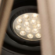 Nahaufnahme einer Solarlampe mit mehreren LED-Lichtern, von unten betrachtet.