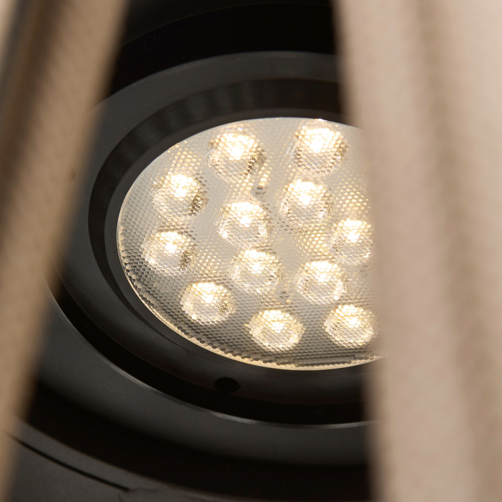 Nahaufnahme einer Solarlampe mit mehreren LED-Lichtern, von unten betrachtet.