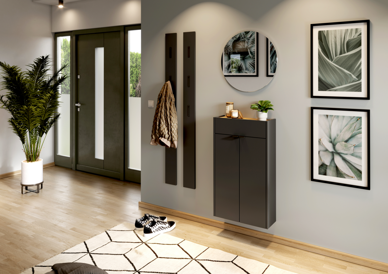 XORA Spiegel rund UNIVERSAL Moderner Eingangsbereich mit einem hängenden Schuhschrank in dunklem Design, rundem Spiegel und dekorativen Pflanzen, aus der Perspektive von links betrachtet.