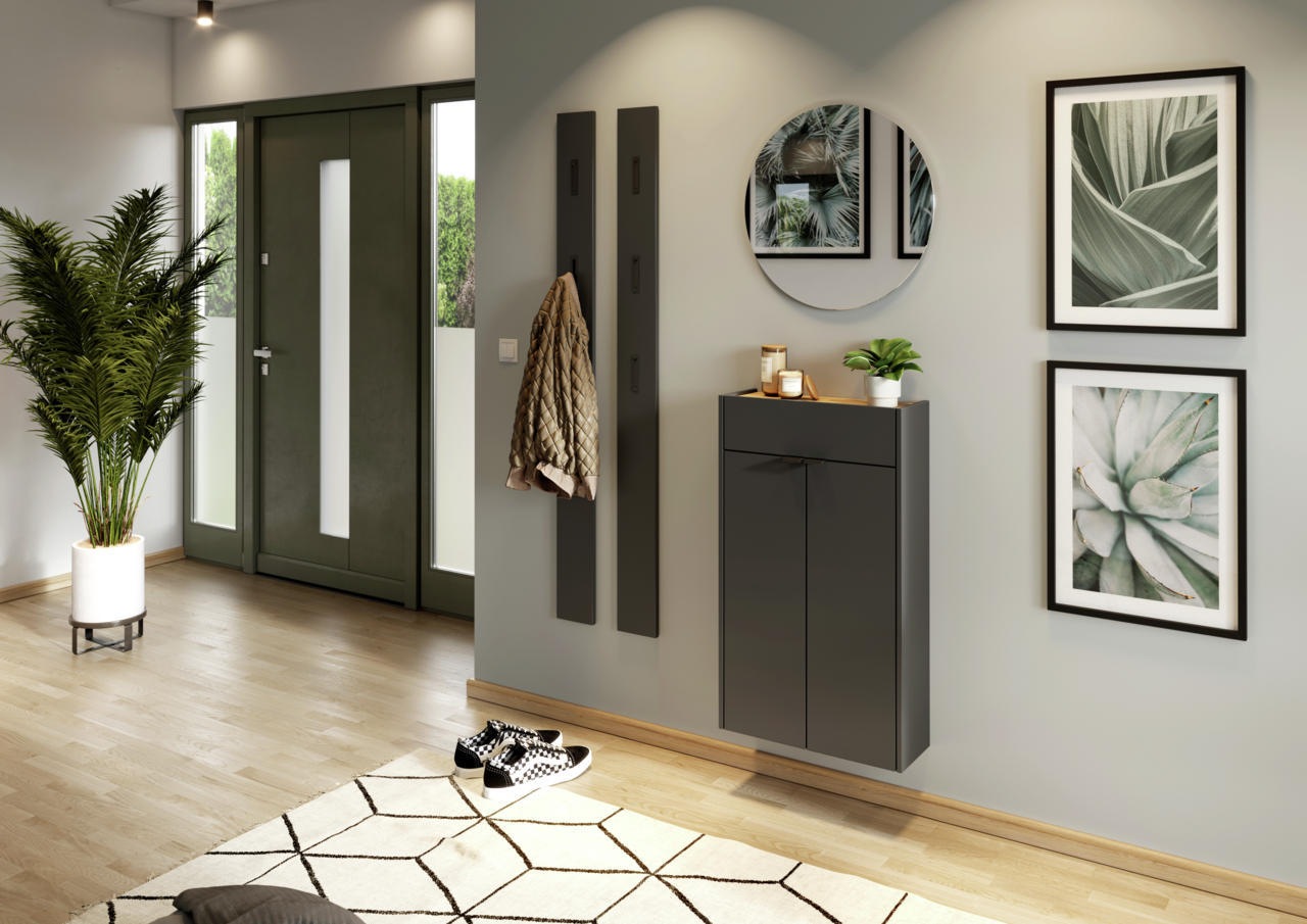 XORA Spiegel rund UNIVERSAL Moderner Eingangsbereich mit einem hängenden Schuhschrank in dunklem Design, rundem Spiegel und dekorativen Pflanzen, aus der Perspektive von links betrachtet.