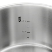 Innenansicht eines Edelstahltopfs mit Messskala bis 2 Liter.