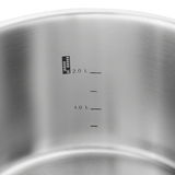 Innenansicht eines Edelstahltopfs mit Messskala bis 2 Liter.