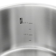 Innenansicht eines Edelstahltopfs mit Messskala bis 2 Liter.